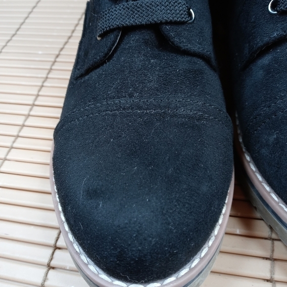 Tommy Hilfiger women's black suede faux fur trim lace boots. Sz 9M. 150.6pm - Picture 4 of 11